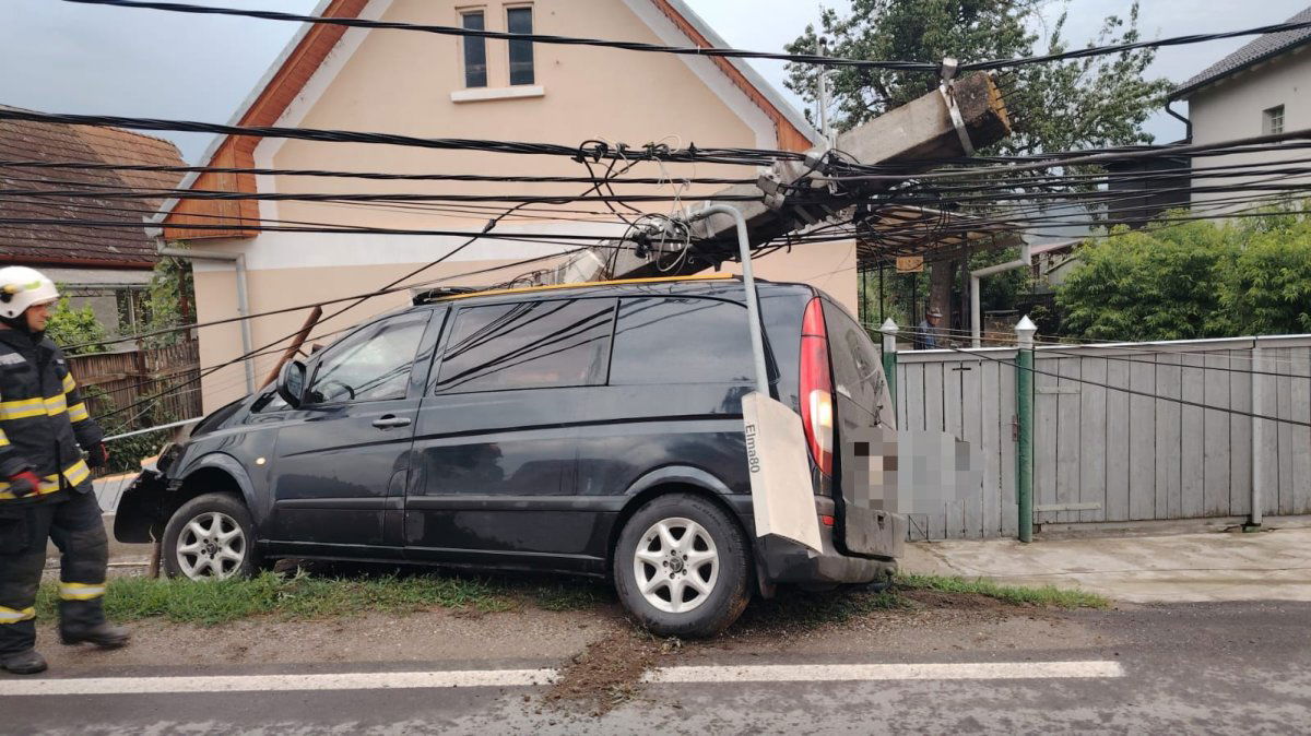 Autóban ragadt, a tűzoltók segítettek kiszabadítani a Maros megyei fiatalt