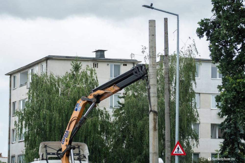 Eltűnik a kábelrengeteg a székelyudvarhelyi Bethlen Gábor utcából