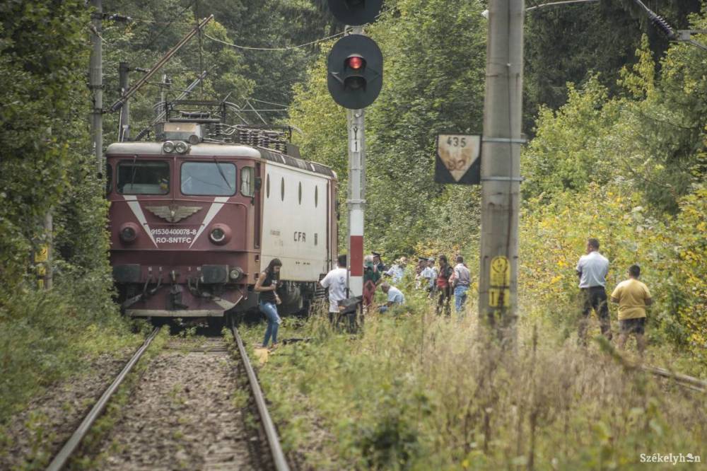 Menet közben hagyta el két kocsiját a vonat, az utasok a mezőn rekedtek