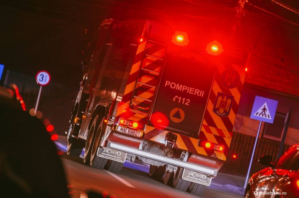 Tűzoltórobotokat is bevetettek az éjszaka folyamán a kudzsiri fegyvergyárban bekövetkezett robbanásos tűznél
