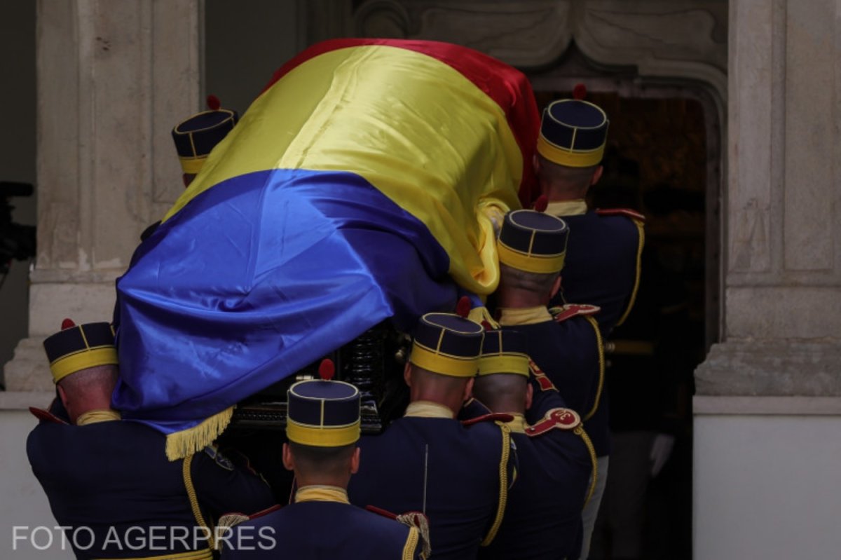 Ortodox gyászszertartás, román himnusz, díszőrség: elkezdődött Ion Iliescu temetése