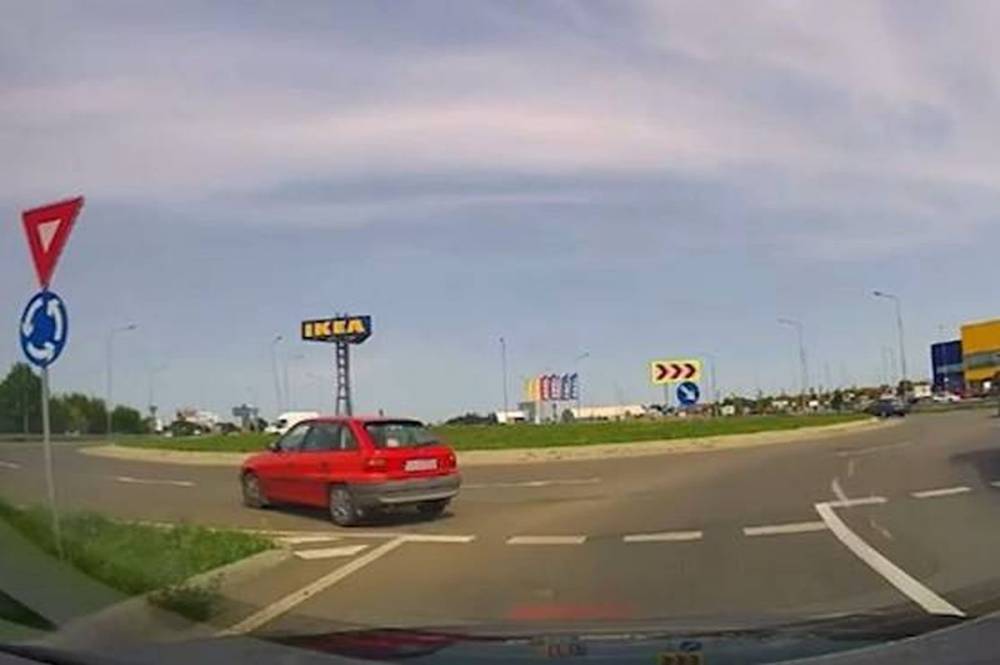 Rosszul hajtott be a körforgalomba, kiposztolták, s most a rendőrség keresi – videóval
