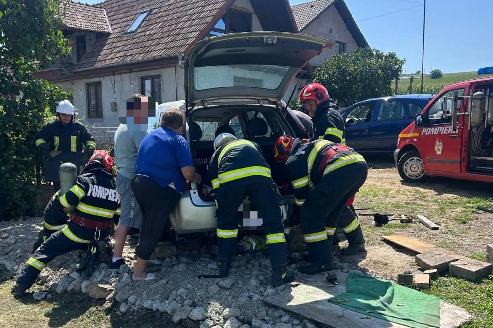 Gépkocsi alá szorult embert kellett kiszabadítani