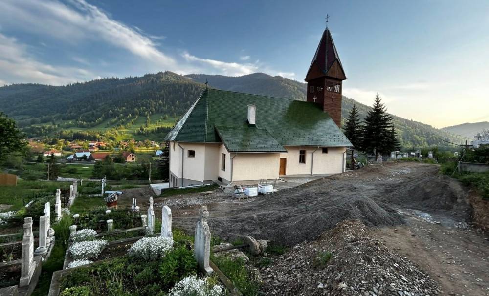 Újraépítették a gyimesbükki Szent Péter és Pál-templomot, vasárnap szentelik fel
