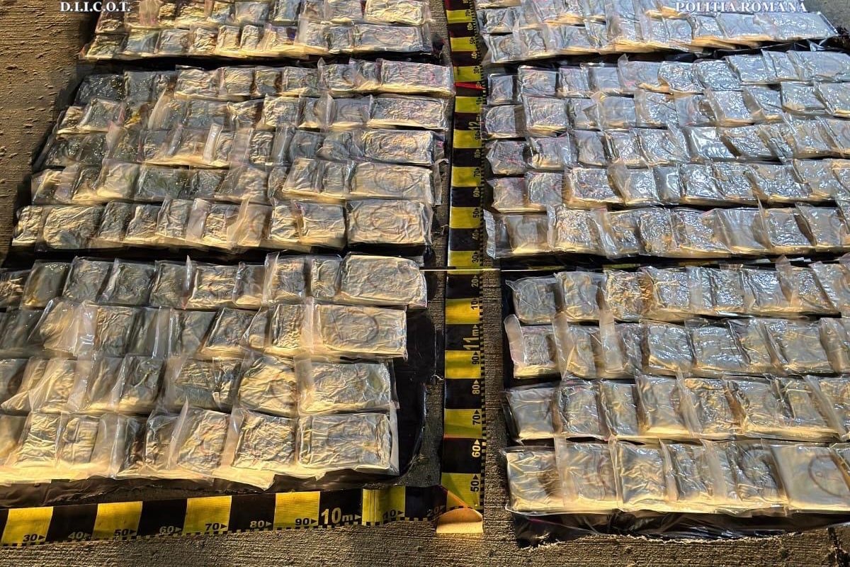 3,5 millió euró értékű kokaint szállítottak egy lakóautóban, lecsaptak rájuk a rendőrök