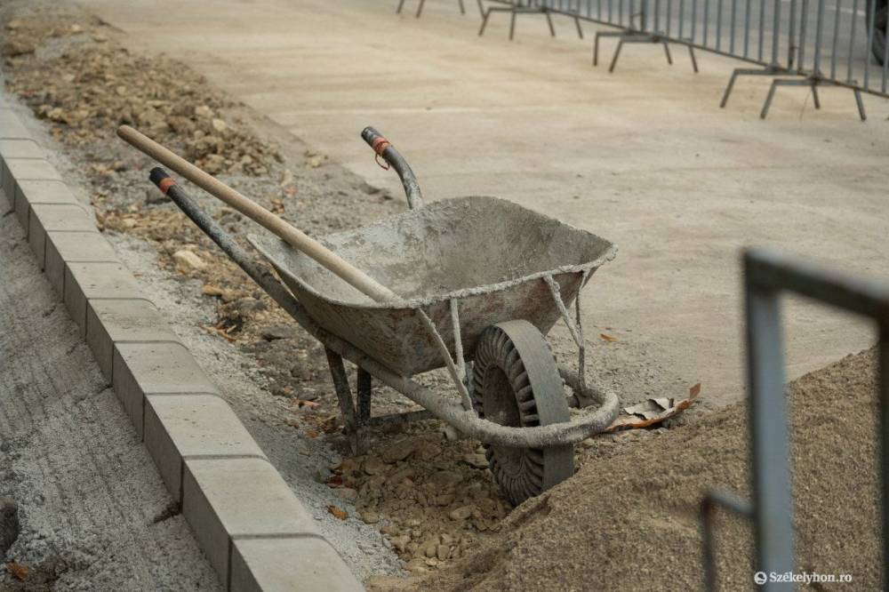 Megvan, hogy milyen beruházásokat függeszthetnek fel ezekben a szűk időkben