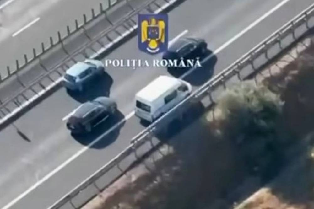 Az autópálya biztonsági sávján előzött, amikor azt hitte, nem látják a rendőrök – videó