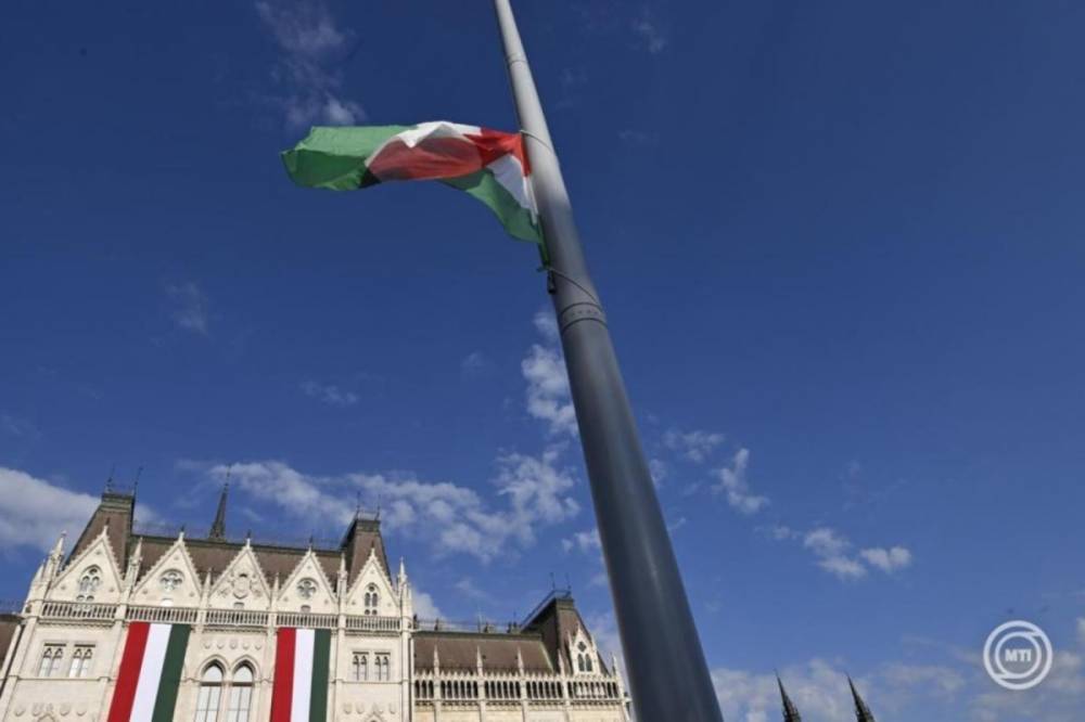 Felvonták a nemzeti lobogót az Országház előtt az augusztus 20-ai nemzeti ünnep alkalmából