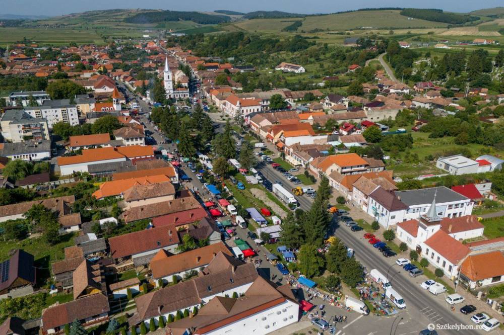 Ünnepi visszarendeződés: újra a főtéren van szerdánként Nyárádszeredában a vásár