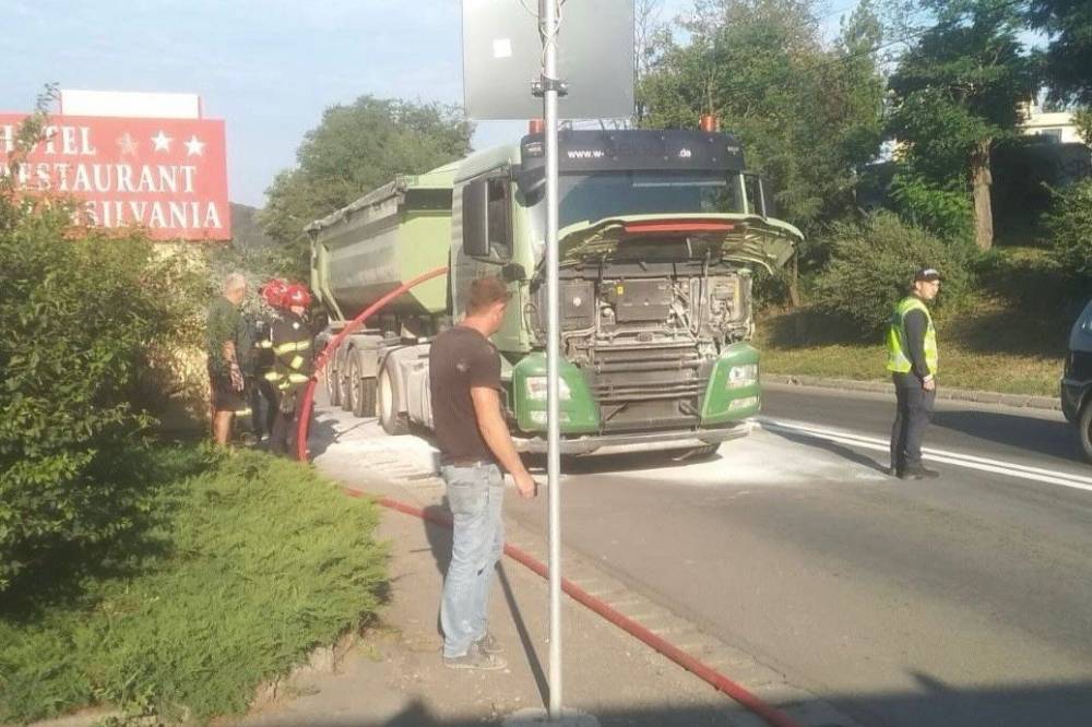 Kigyulladt egy teherautó Segesváron