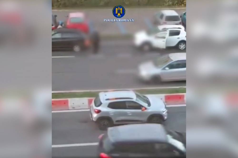 Koccanásból őrizetbe: 21 éves fiatal szökött ki az autóból és esett neki egy idősebb sofőrnek – videó