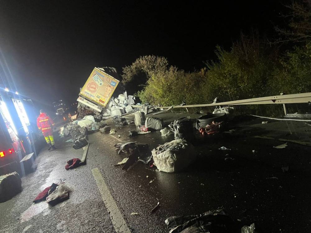 Több kilométeres dugó az E60-ason: két kamion csapódott egymásnak Kolozs megyében