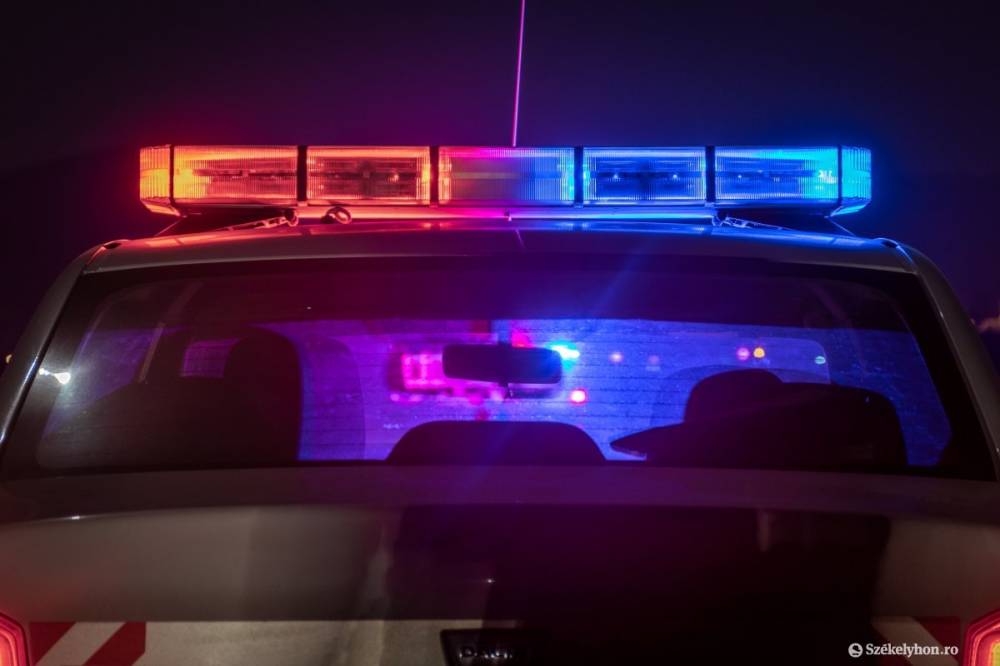 Két autó ütközött – egy ember a roncsok közé szorult