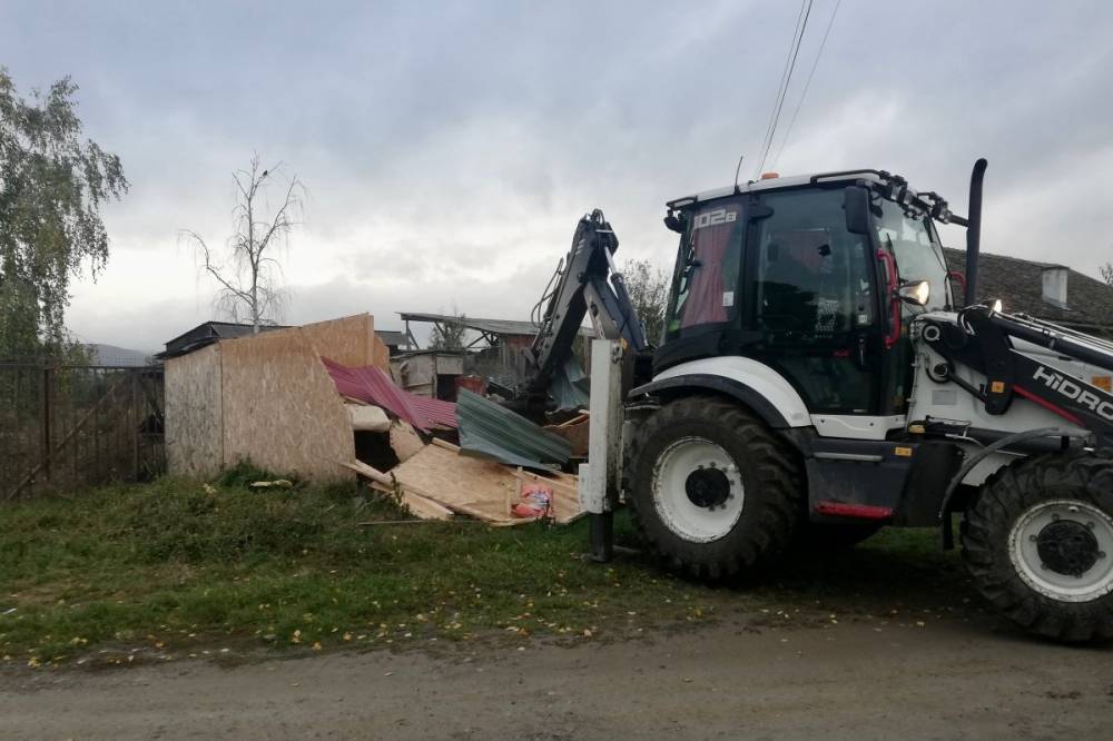 Törvénytelenül felhúzott épületeket dózeroltak le Sepsiszentgyörgyön