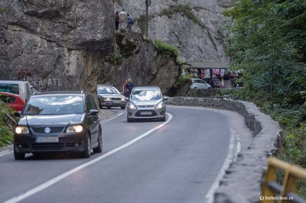 Az omlásveszély ellenére a Békás-szorosban maradnak a szuvenírárusok