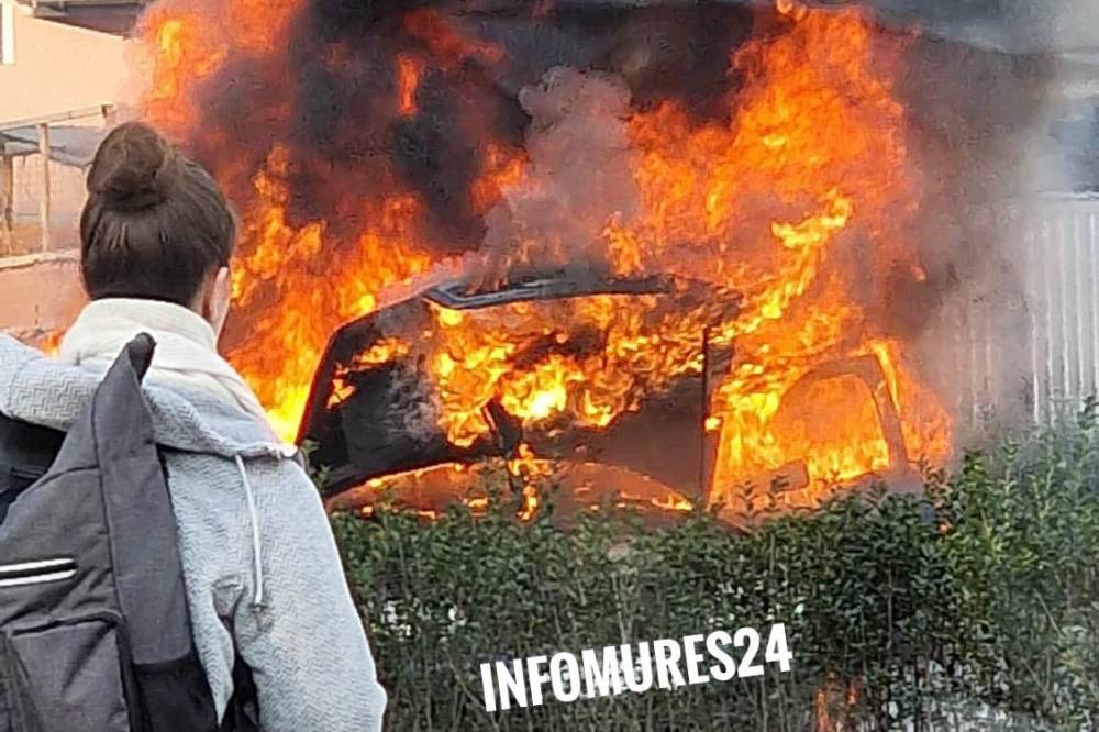 Kigyulladt egy autó Marosvásárhelyen