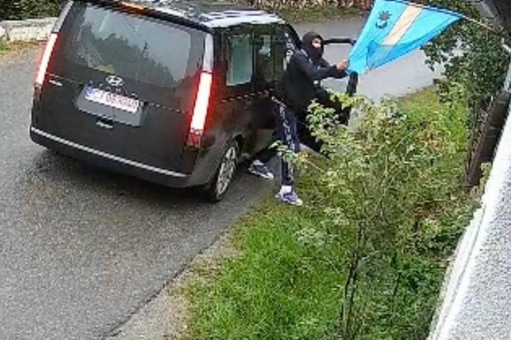 Beazonosította a rendőrség az udvarhelyszéki zászlórongálások gyanúsítottjait