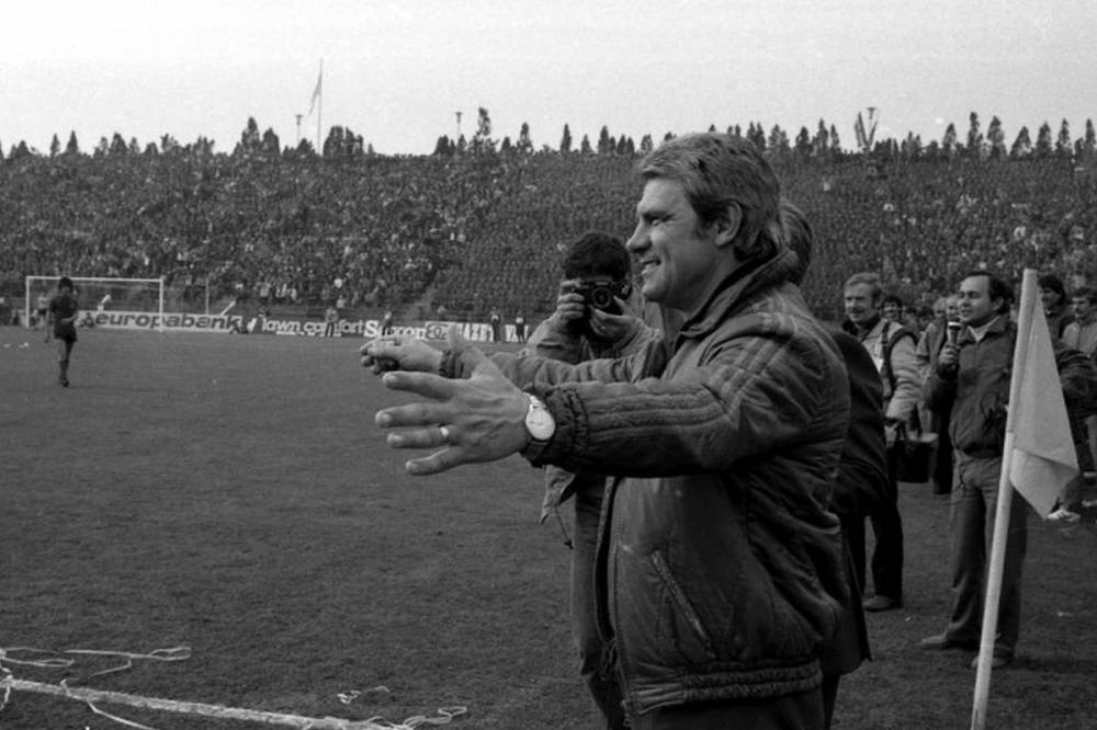 Fejet hajtanak Jenei Imre emlékére, egy percre országszerte megáll a foci