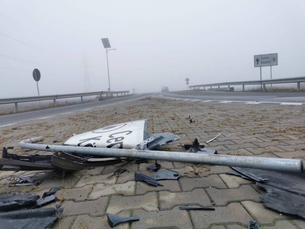Közlekedési táblát ütött el az elkerülőúti körforgalomban
