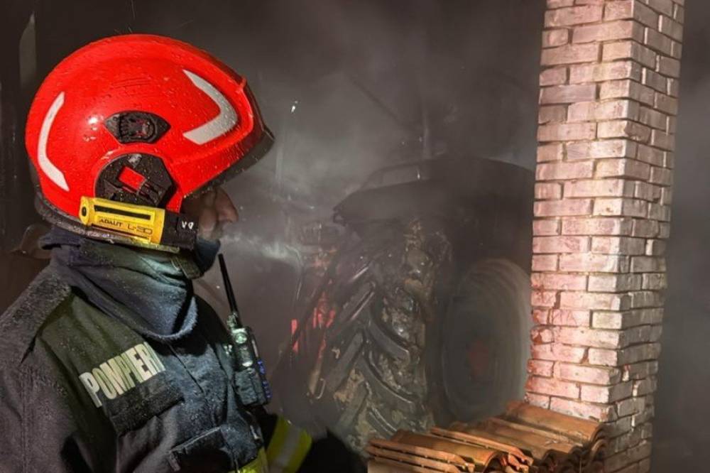 Kigyulladt egy garázsban parkoló traktor Maros megyében