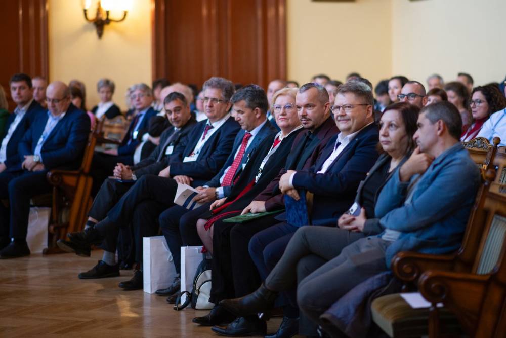 A Kárpát-medencei magyarság helyzetét elemzik Székelyudvarhelyen