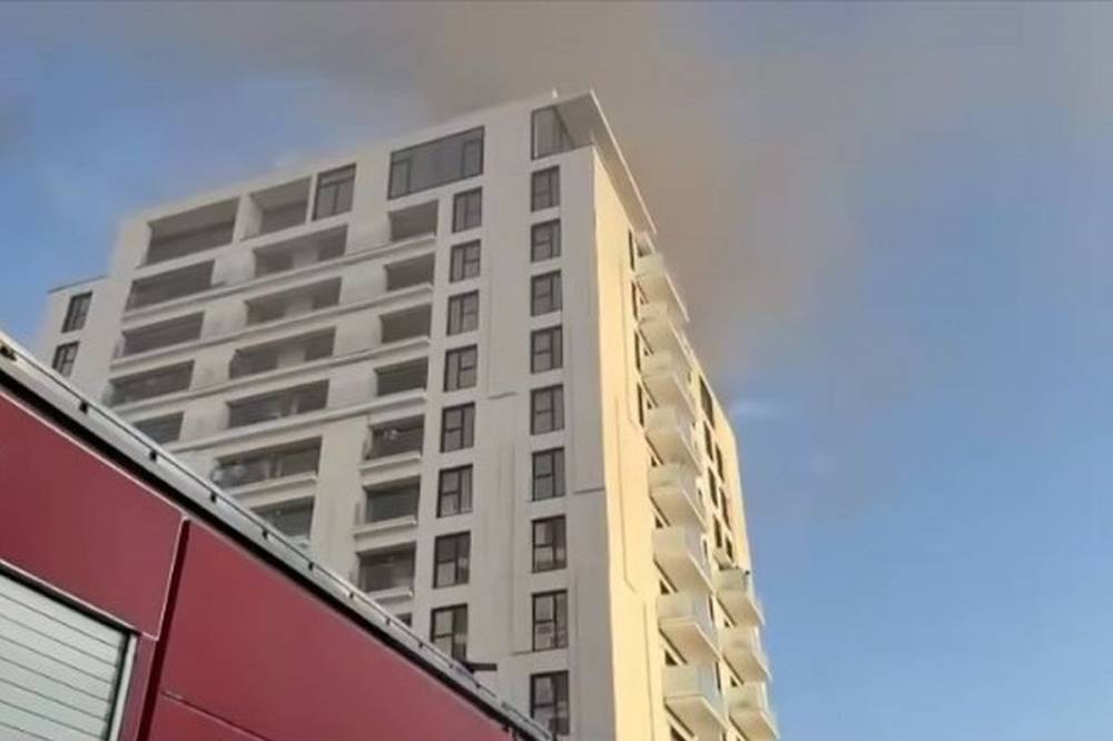 Tűz egy bukaresti toronyházban, sűrű füst elől menekültek a lakók – videóval