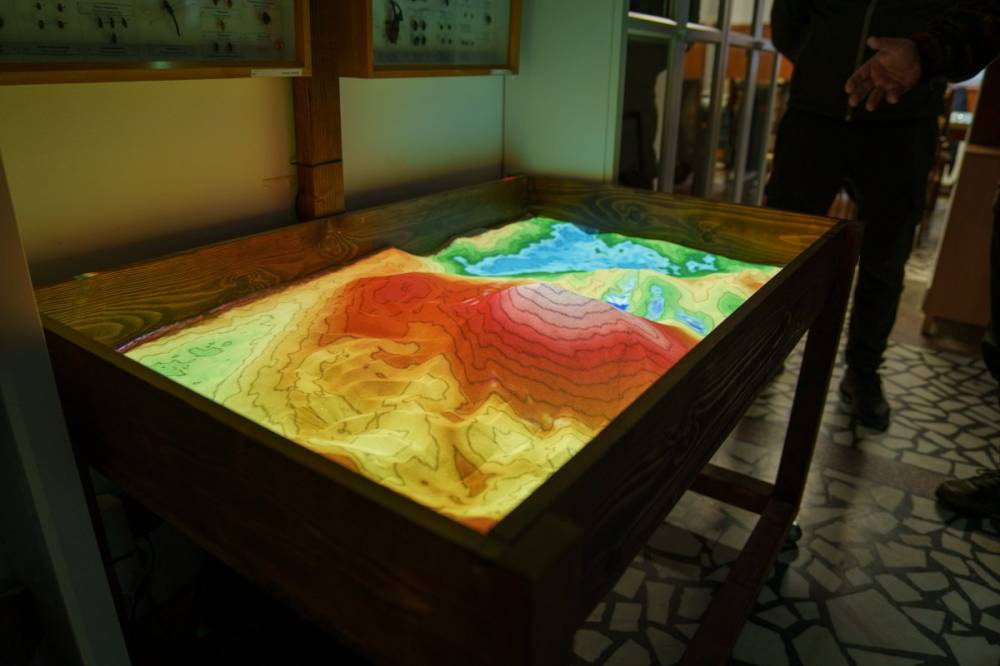 Térkép-asztal varázslat az erdei iskolában: hegyet, folyót, felhőt formázhatnak a diákok