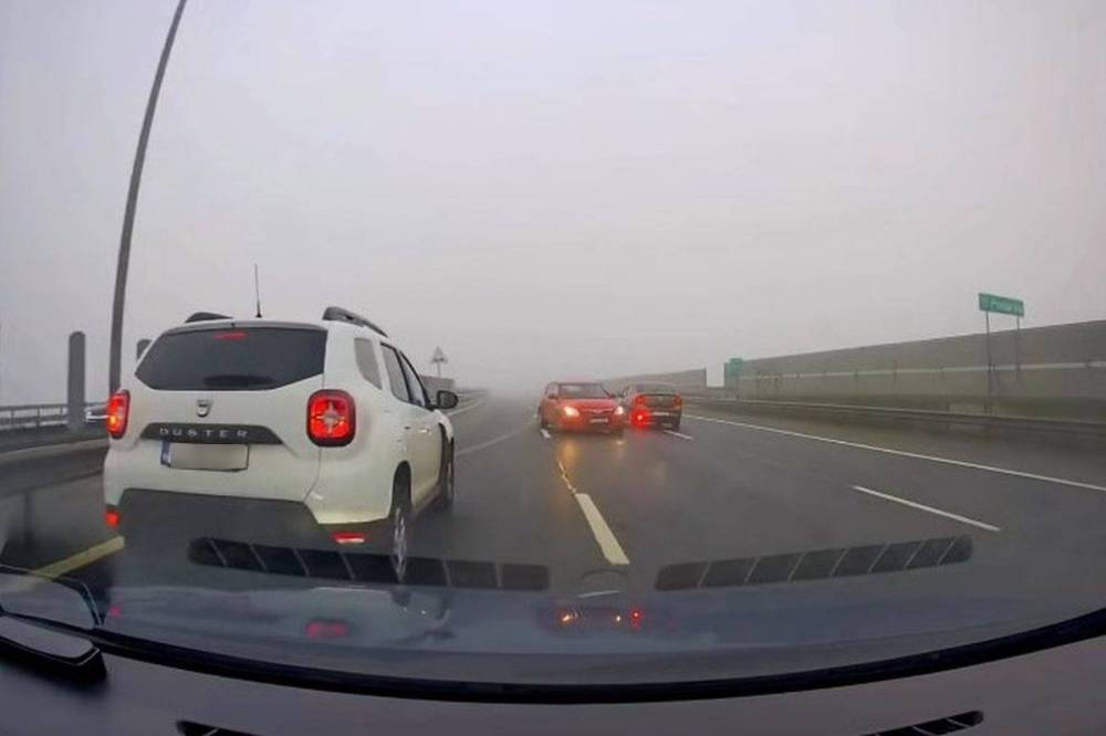 120-szal haladtak a ködös autópályán, amikor forgalommal szembe jött egy autó – videó