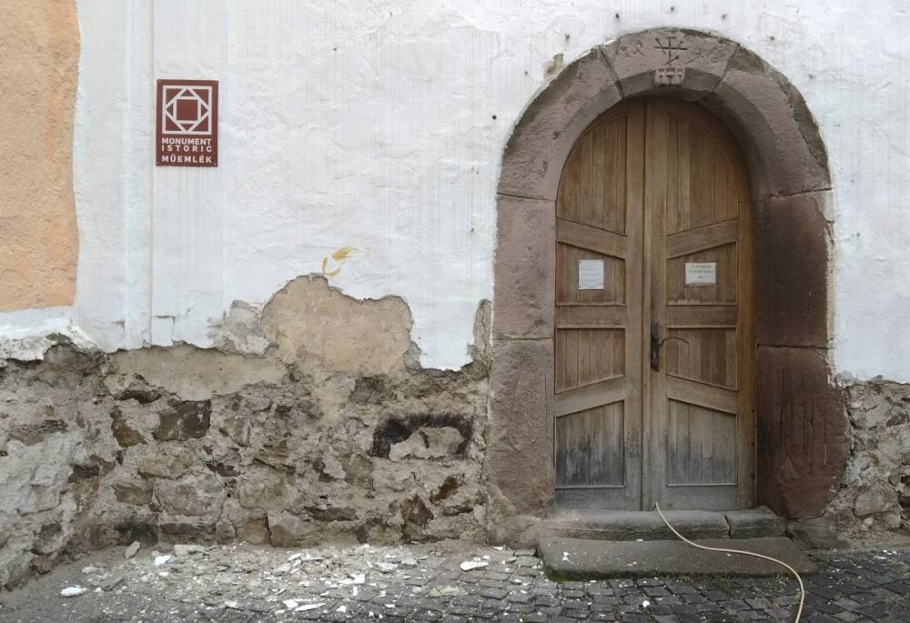 Középkori eredetű vakolat- és festékrétegekre bukkantak a gyergyószentmiklósi Szent Miklós-templomnál