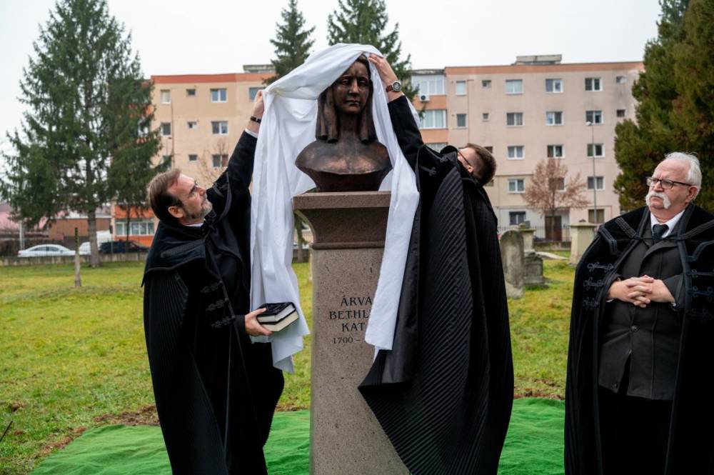 Árva Bethlen Kata-szobrot avattak Fogarason a dél-erdélyi város első magyar vonatkozású emlékműveként