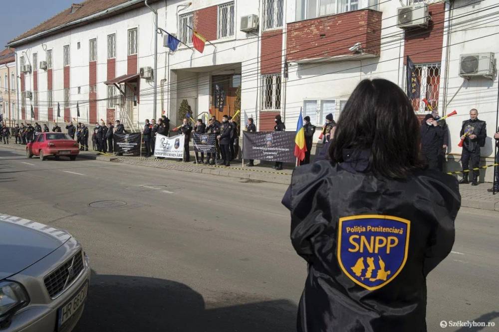 Megtagadják a túlórázást, utcára vonulnak a börtönőrök