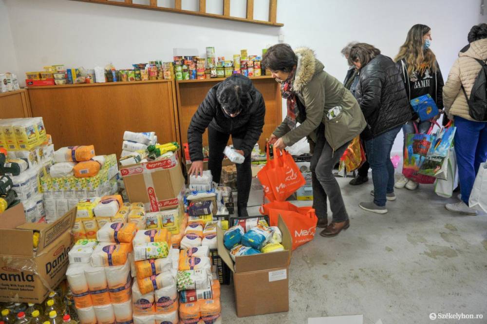 Ahogy a gazdaság hanyatlik, a rászorulók száma nő – egyre több csomagot kell összeállítania a Vöröskeresztnek
