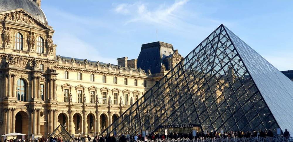 Négy újabb embert állítottak elő a Louvre-ban történt műkincslopás ügyében