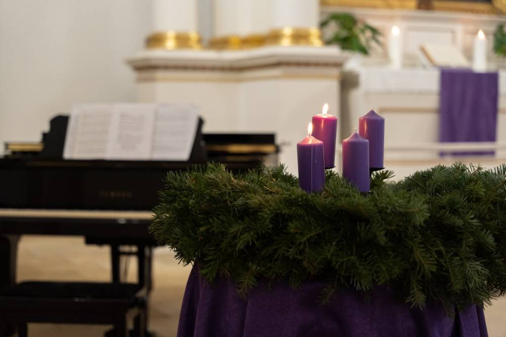 Gyertyák és örökzöldek többféle stílusban: a karácsonyi várakozást idézi meg az adventi koszorú