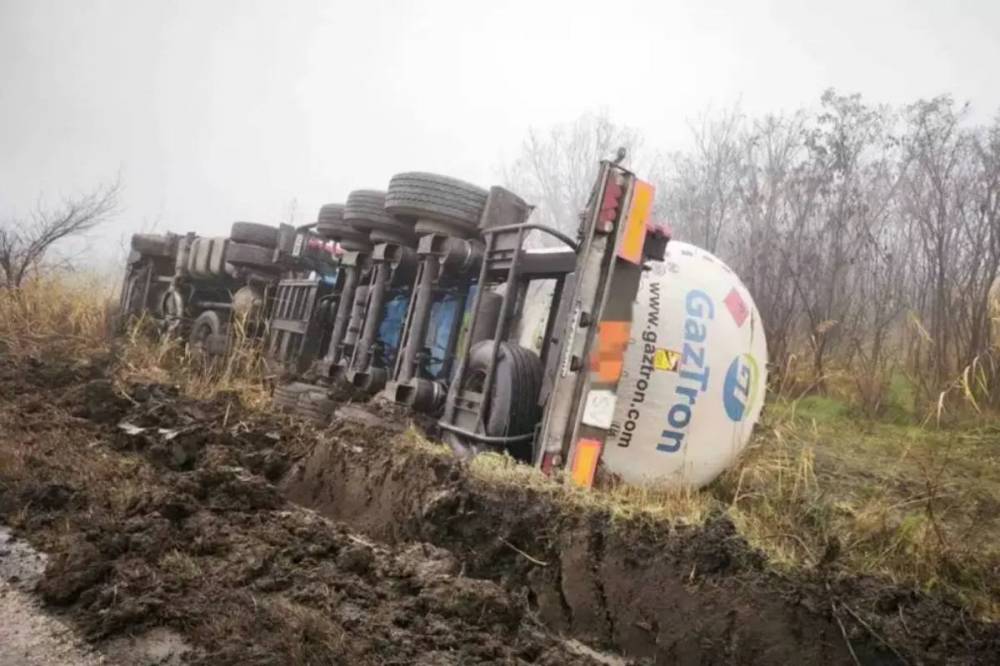 Autógázt szállító tartálykocsi borult árokba Vaslui megyében