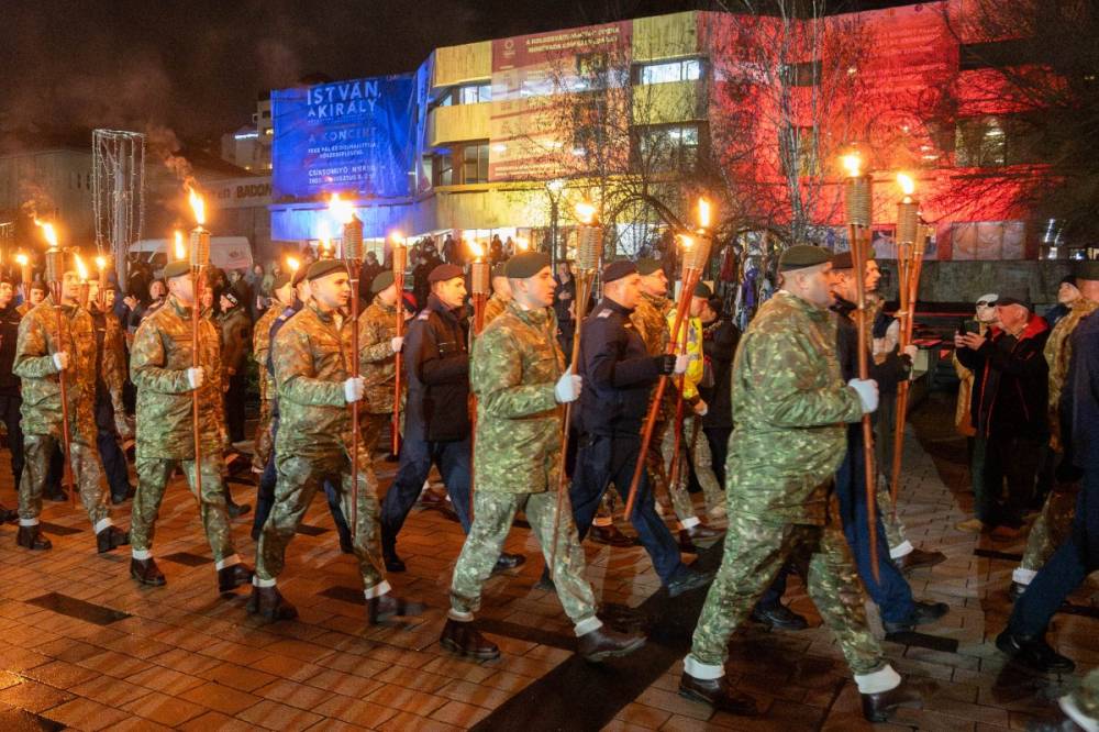 Fáklyás felvonulás és a trikolór színeiben megvilágított Művészetek Háza