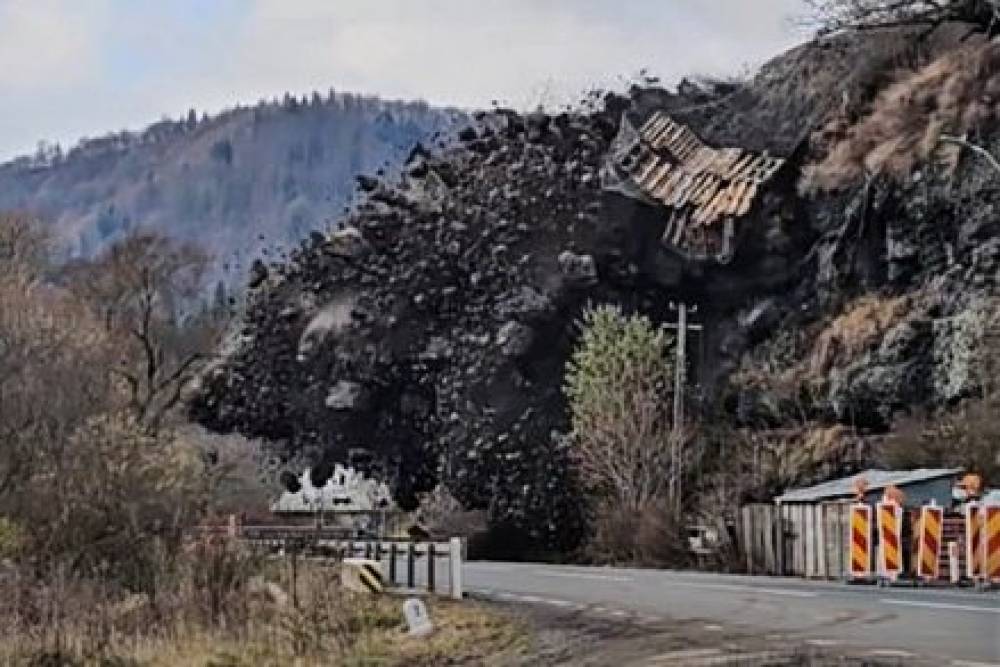 Látványosan robbant szét a 250 tonnás szikla Palotailva határában