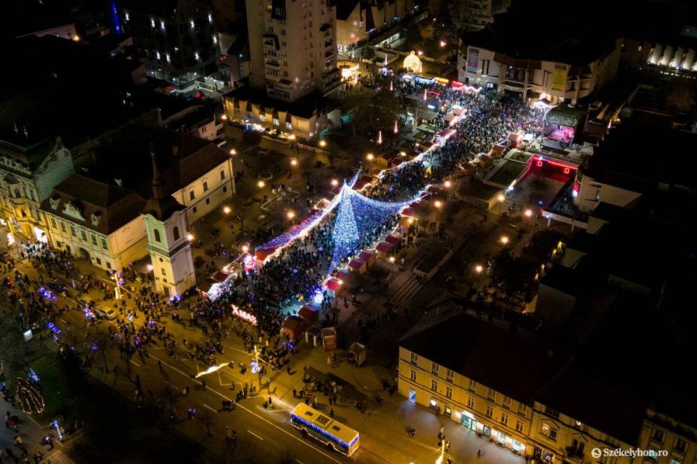 Pénteken nyílik a marosvásárhelyi karácsonyi vásár és ünnepi díszkivilágításba borul a város