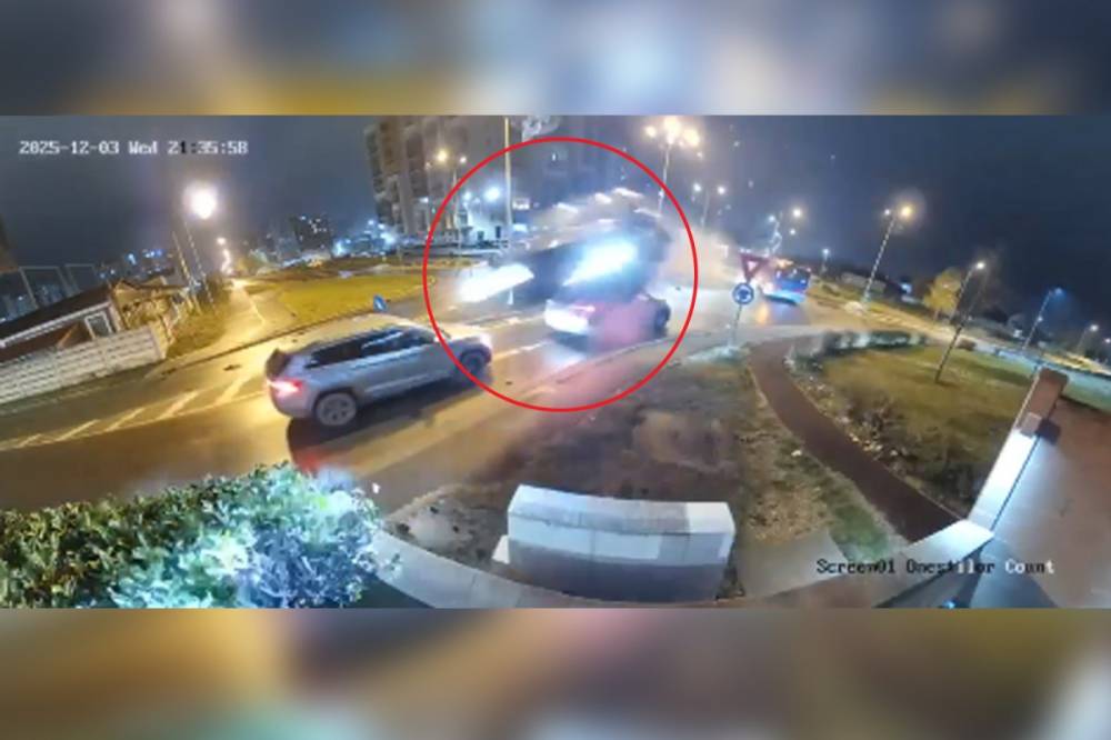 Rakétaként repült át a körforgalmon és még két autón egy másik jármű – videó