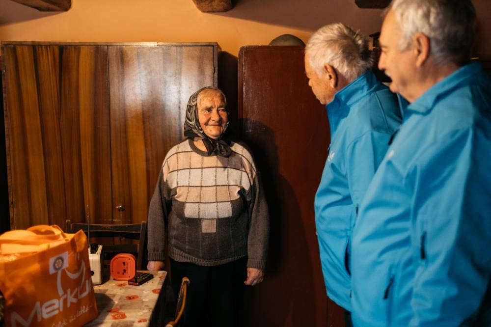 Csillogó szemű gyerekekhez és mosolygó idősekhez jutottak el az ajándékcsomagok