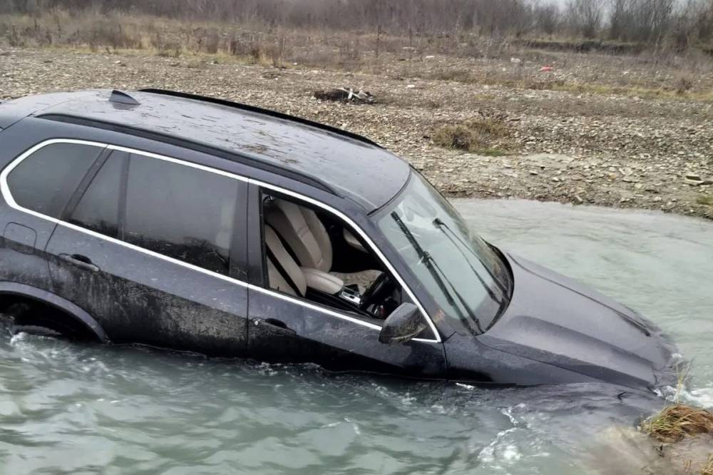 Folyóba hajtva próbált elmenekülni a rendőrök elől egy férfi Neamț megyében