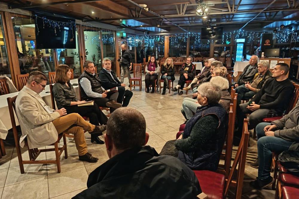 Lakossági fórumok Sepsiszentgyörgyön: egyszerre kellene sok parkoló, de az okoskukákkal is csak a baj van