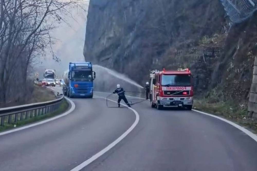 Vízpermettel hűtik az úton veszteglő robbanásveszélyes tartálykocsit – videóval