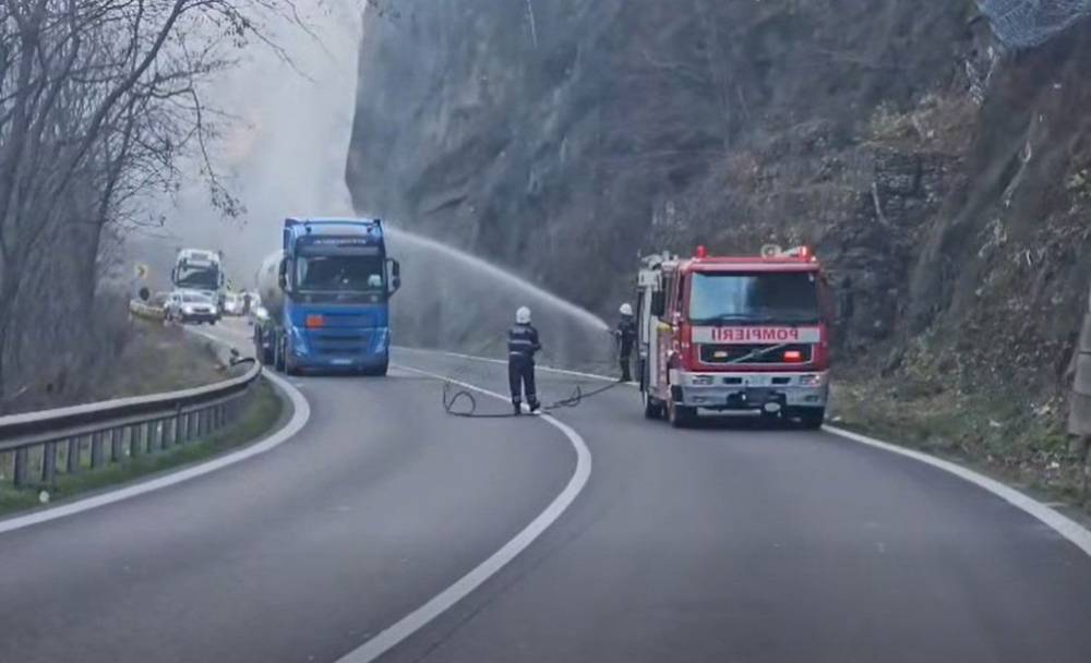 Lezárták a forgalmat az Olt völgyében egy robbanásveszélyes tartálykocsi miatt