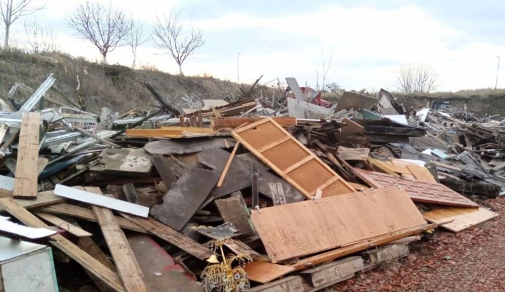 Egy hektárnyi szeméthegyet halmozott fel egy család a Maros partján