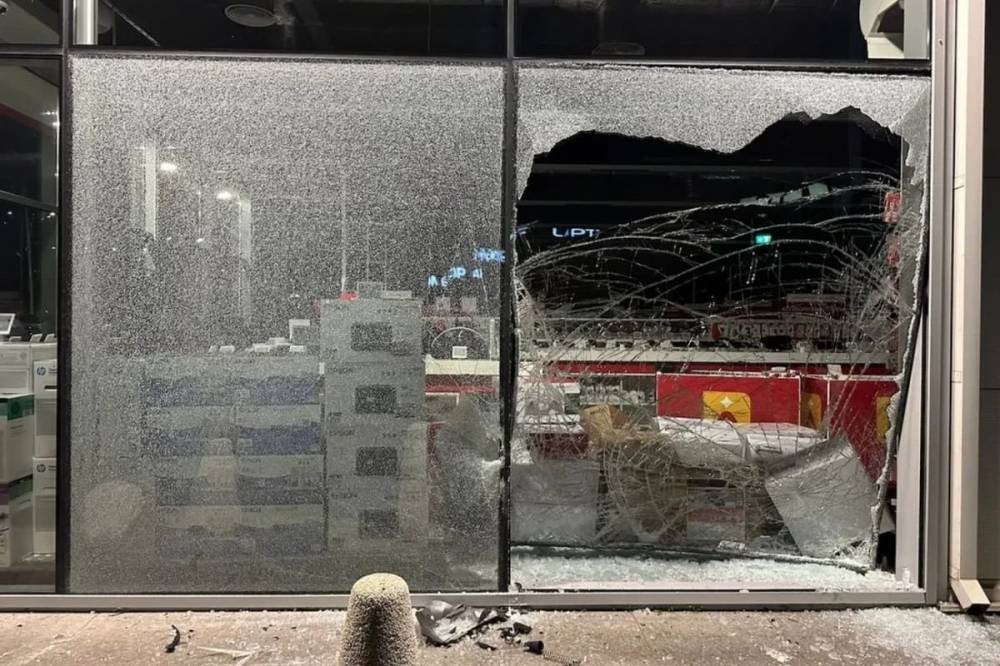 Addig driftelt a parkolóban, míg betörte az Altex kirakatát – videó