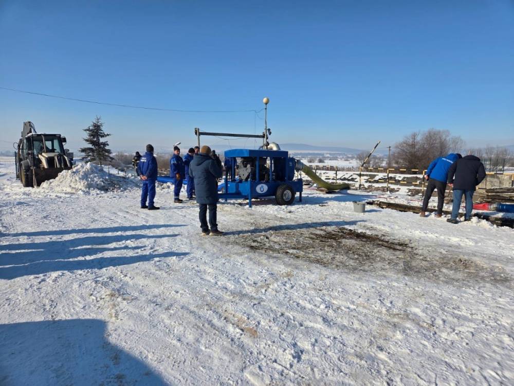 Törik a jeget, szivattyúkkal próbálják biztosítani az ivóvizet