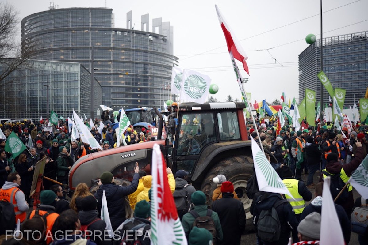 Több mint kétszáz romániai gazda tüntet a Mercosur-megállapodás ellen Strasbourgban
