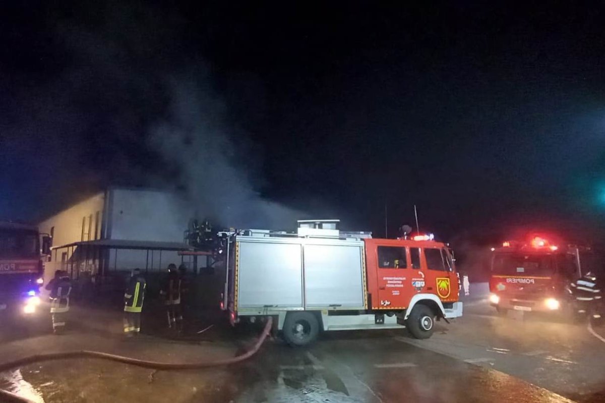 Tűz egy gyergyószentmiklósi húsfeldolgozónál, többen kimenekültek – videóval