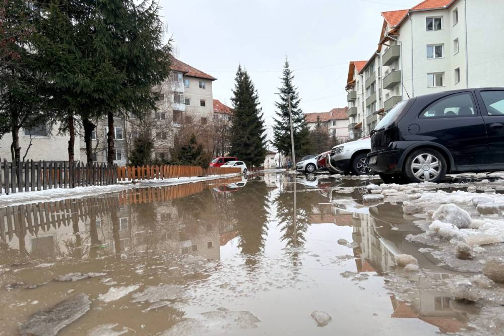 Megnehezíti a hóolvadás egy csíkszeredai utca lakóinak életét